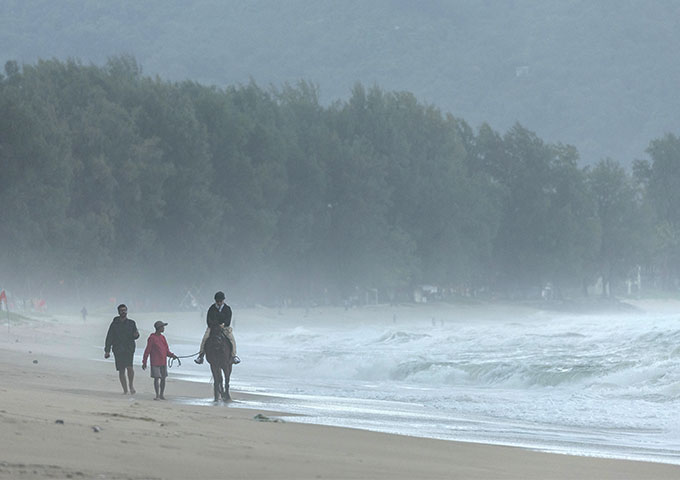 在普吉島海邊騎馬的遊客