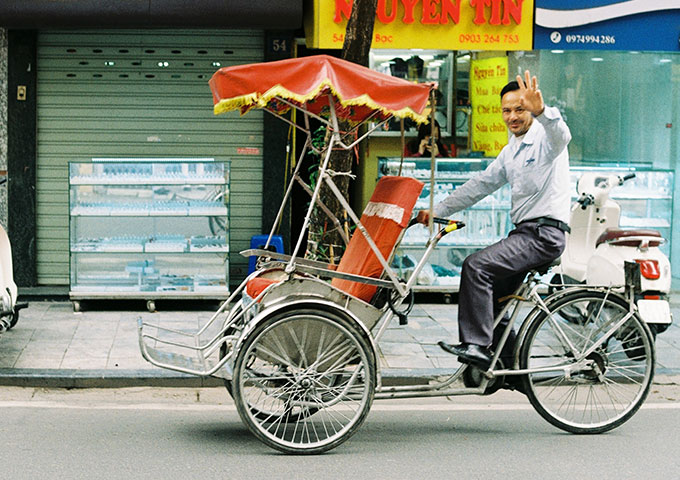 打招呼的越南人
